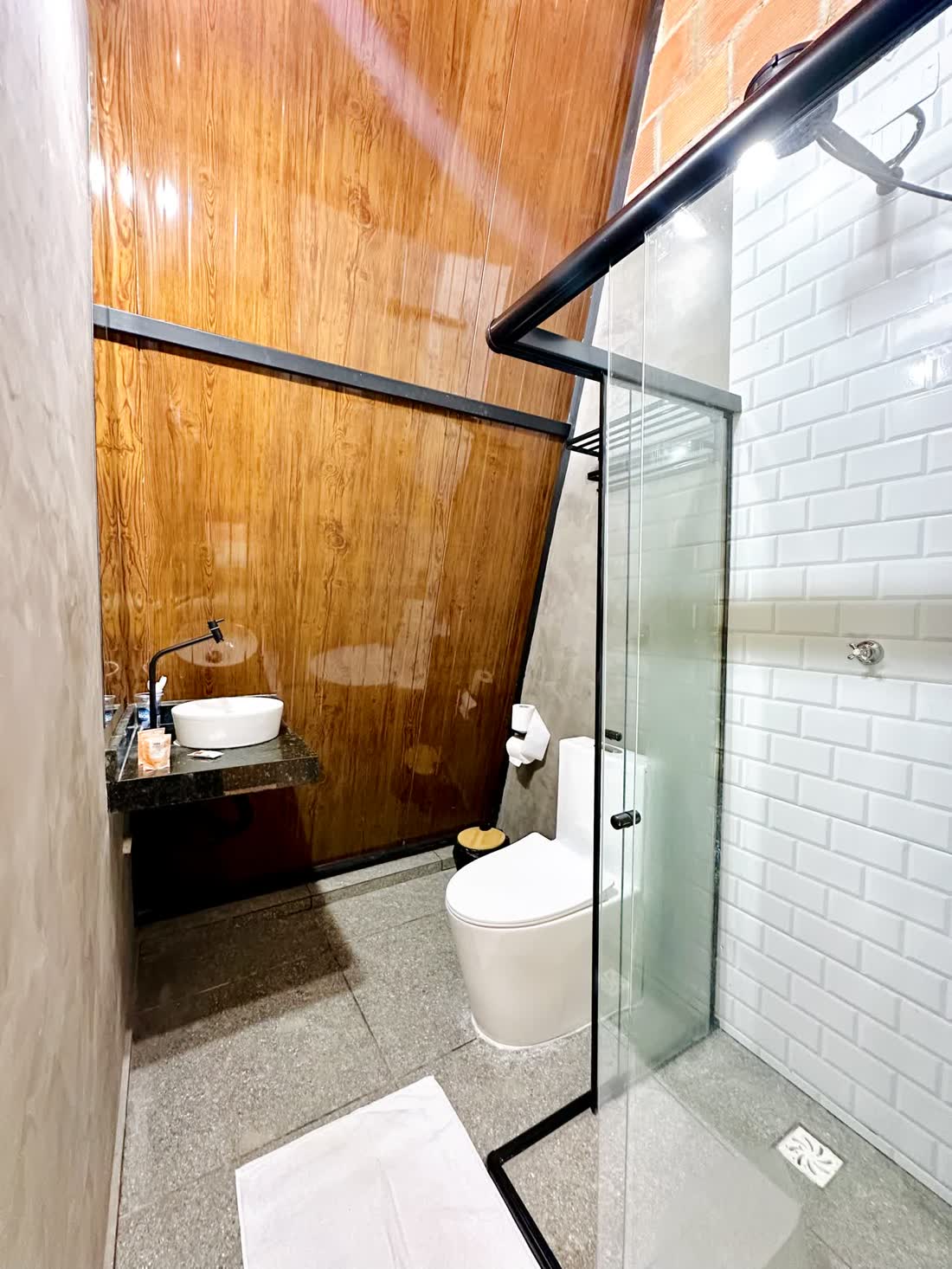 Banheiro privativo com box de vidro