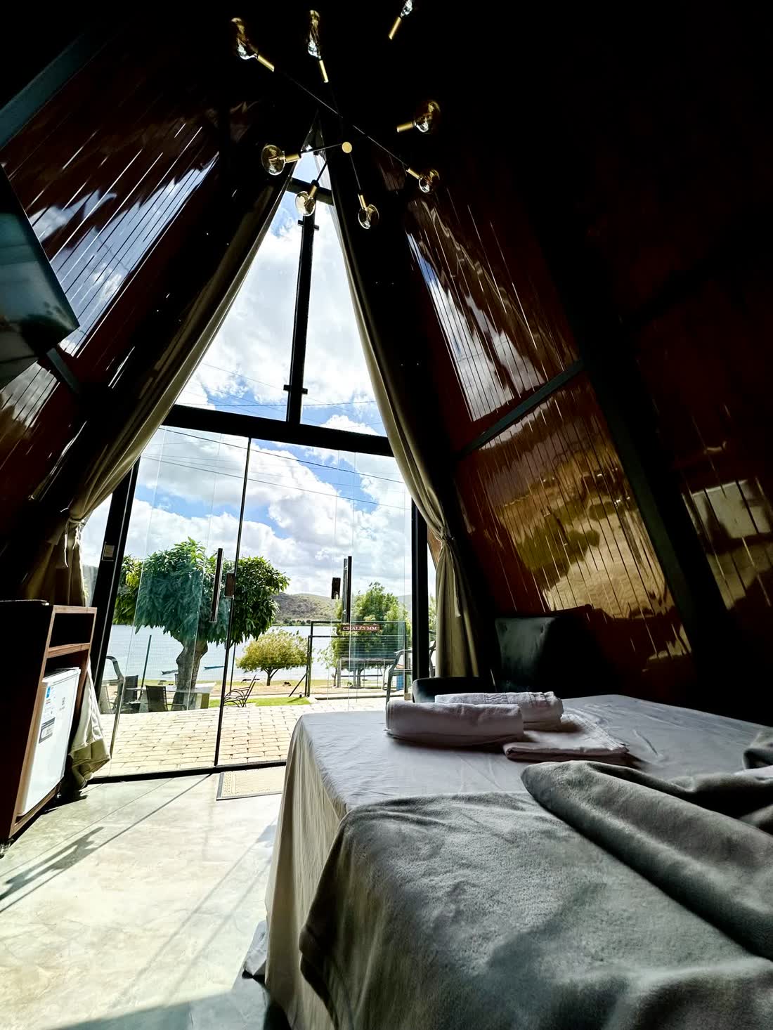 Da cama, a vista pelo vão de vidro